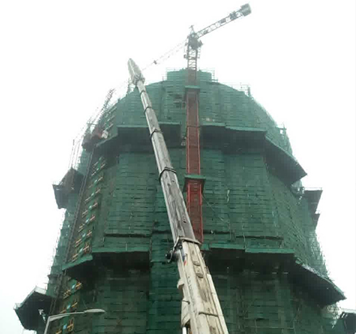 周村吊车在工地上作业